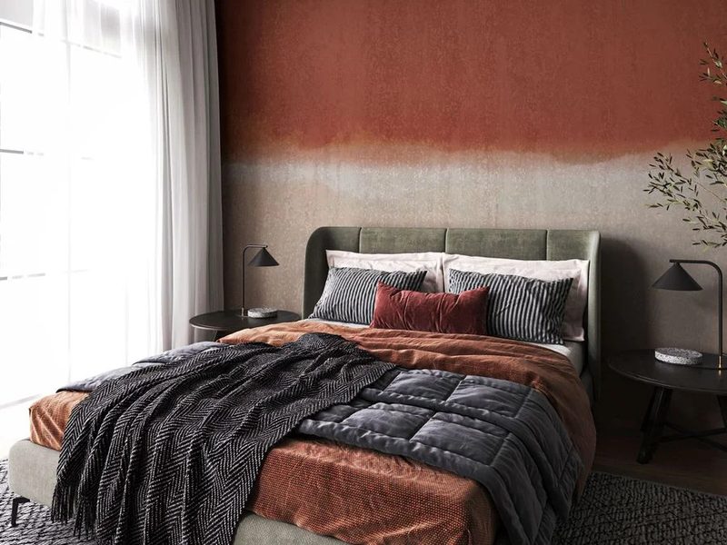 Camera da letto con parete affrescata in sfumatura dal rosso mattone al grigio