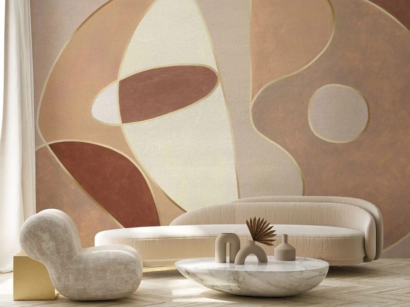 Living con decorazione murale a forme geometriche nei toni terracotta e oro