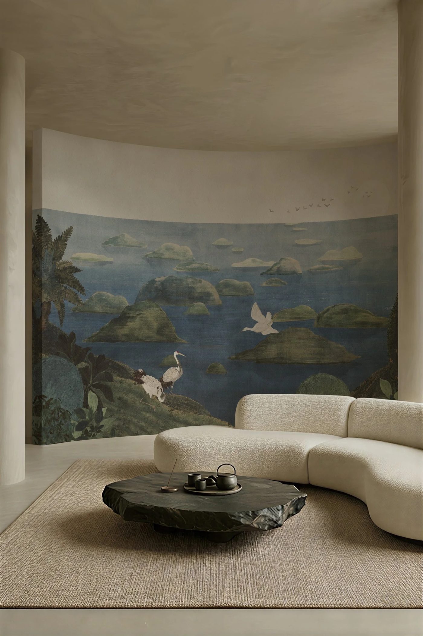 Parete curva con affresco Affreschi & Affreschi raffigurante un paesaggio di isole e aironi, divano curvo in bouclé