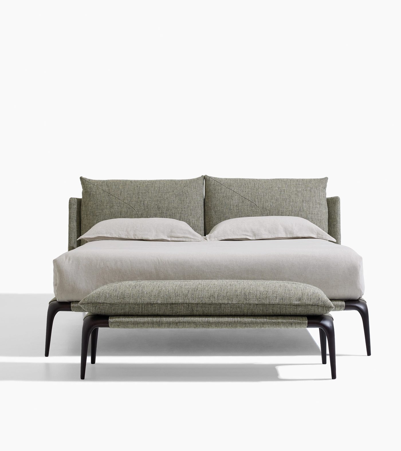 Letto Alto in tessuto grigio-verde con panca coordinata e gambe in legno scuro