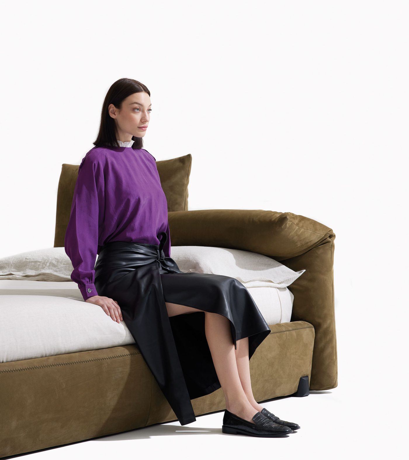 Letto Alto rivestito in pelle color tabacco con testiera a cuscini