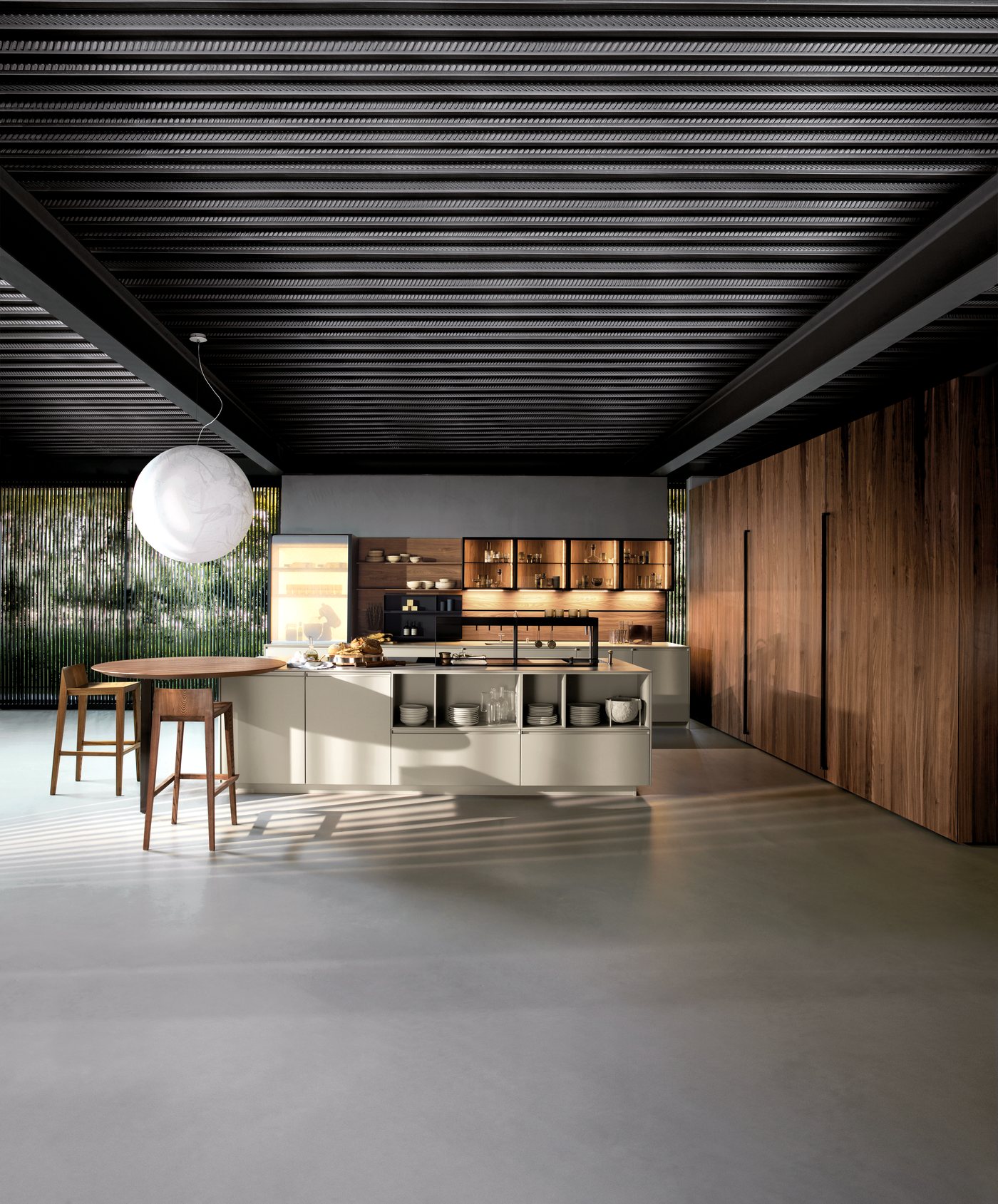 Cucina Euromobil Antis chiara con isola, tavolo snack e colonne in noce