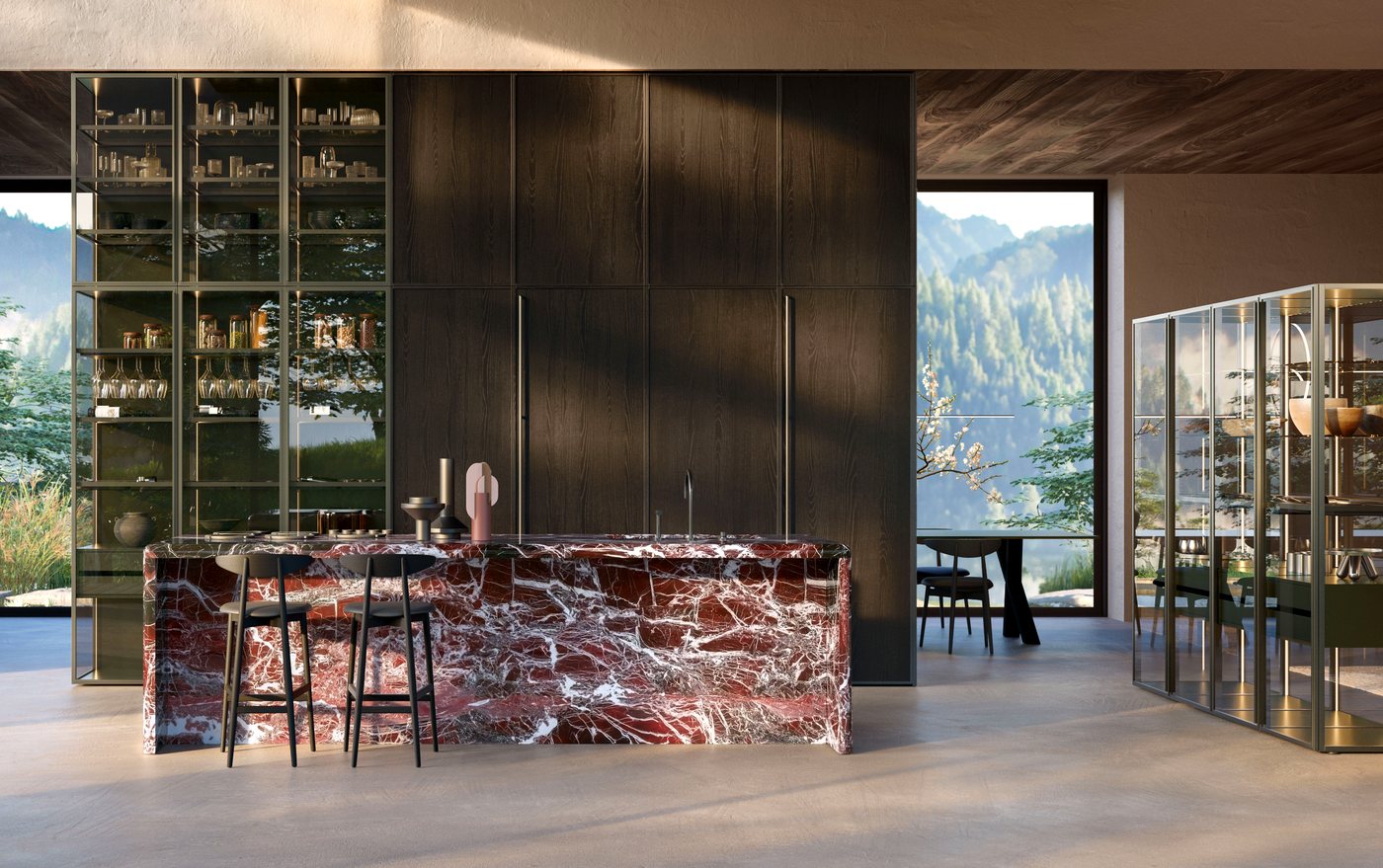 Cucina Euromobil con isola rivestita in marmo rosso venato, colonne in legno scuro e vetrine