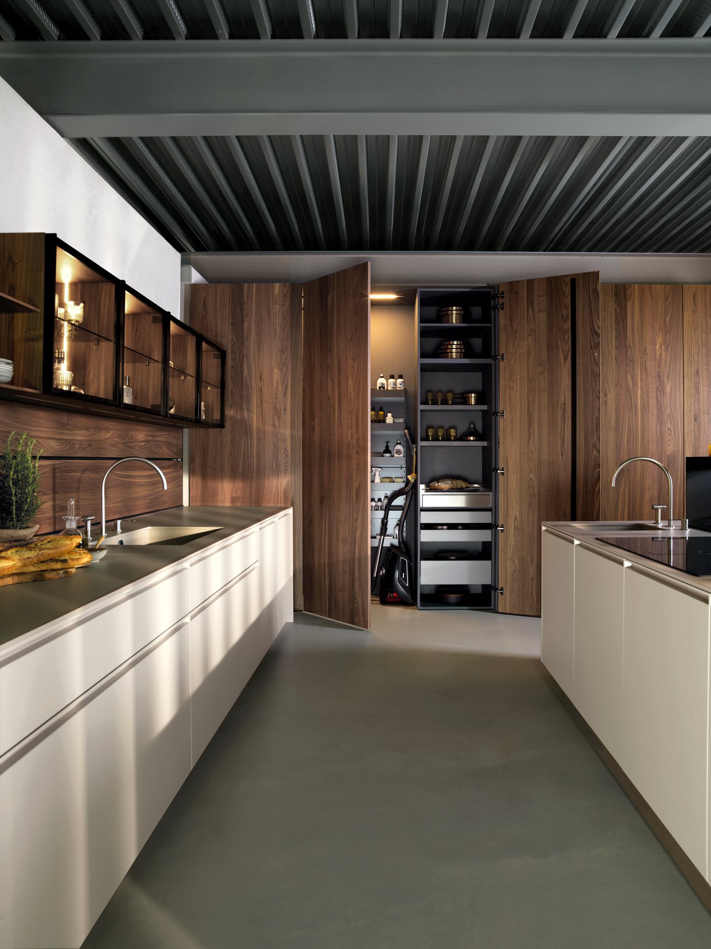Cucina Euromobil con ante in noce a tutta altezza aperte sulla dispensa attrezzata