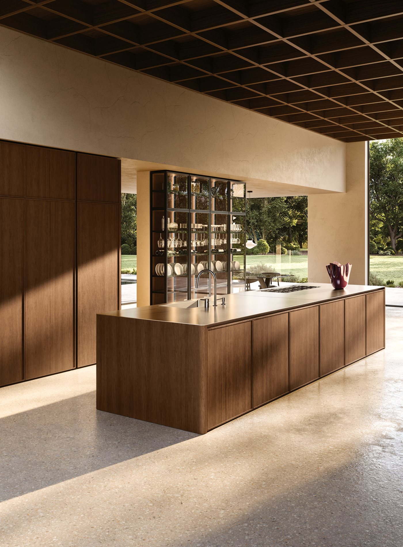 Cucina Euromobil con isola in legno e piano in acciaio, colonne in legno e vetrina verso il giardino