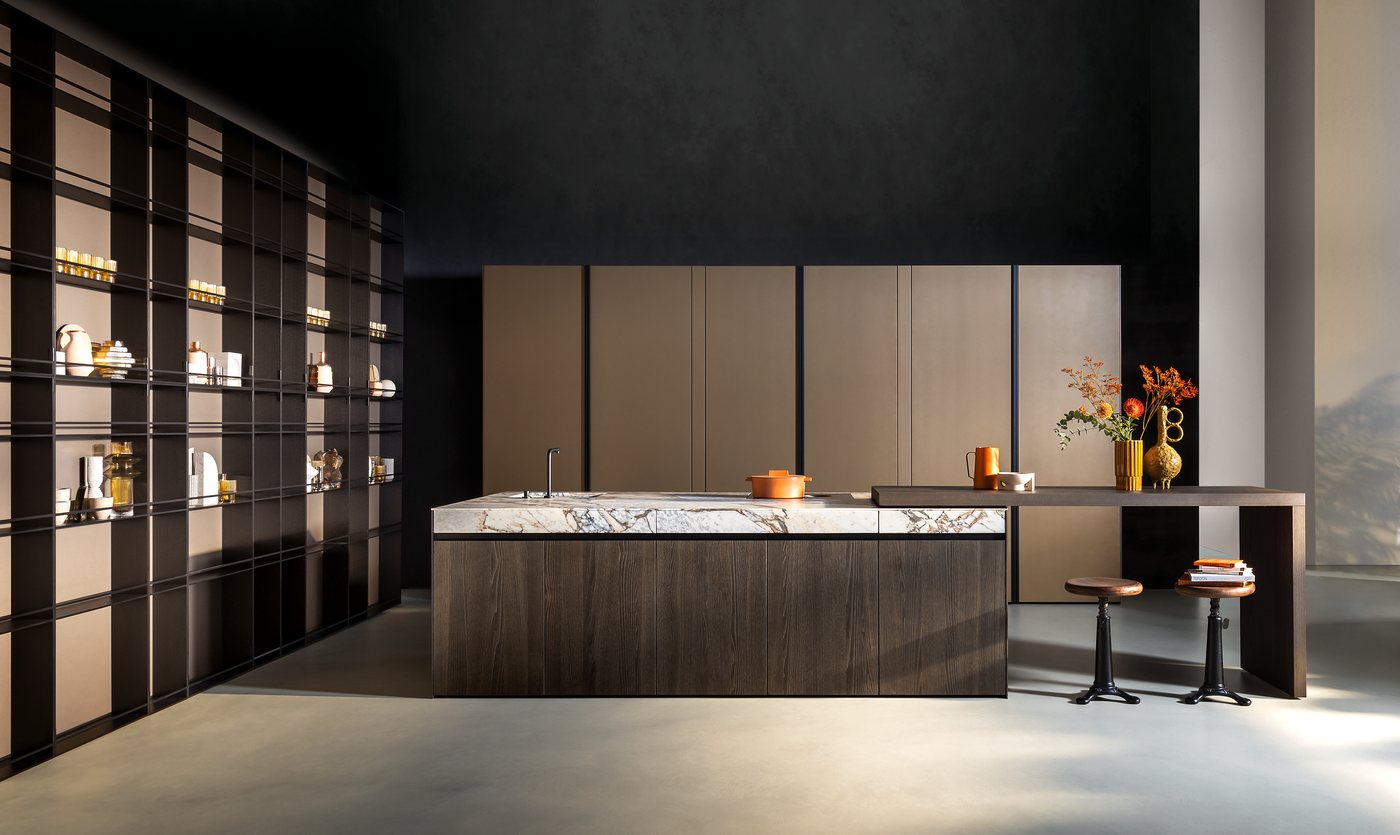 Cucina Euromobil con isola in legno scuro e piano in marmo, colonne bronzo e libreria a giorno