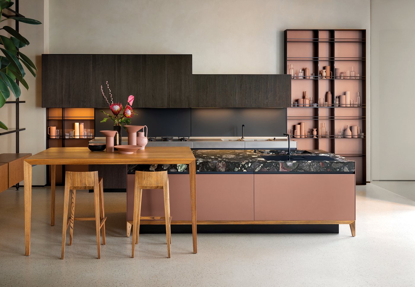 Cucina Euromobil con isola laccata rosa antico e piano in pietra, pensili in legno scuro, tavolo e sgabelli in legno