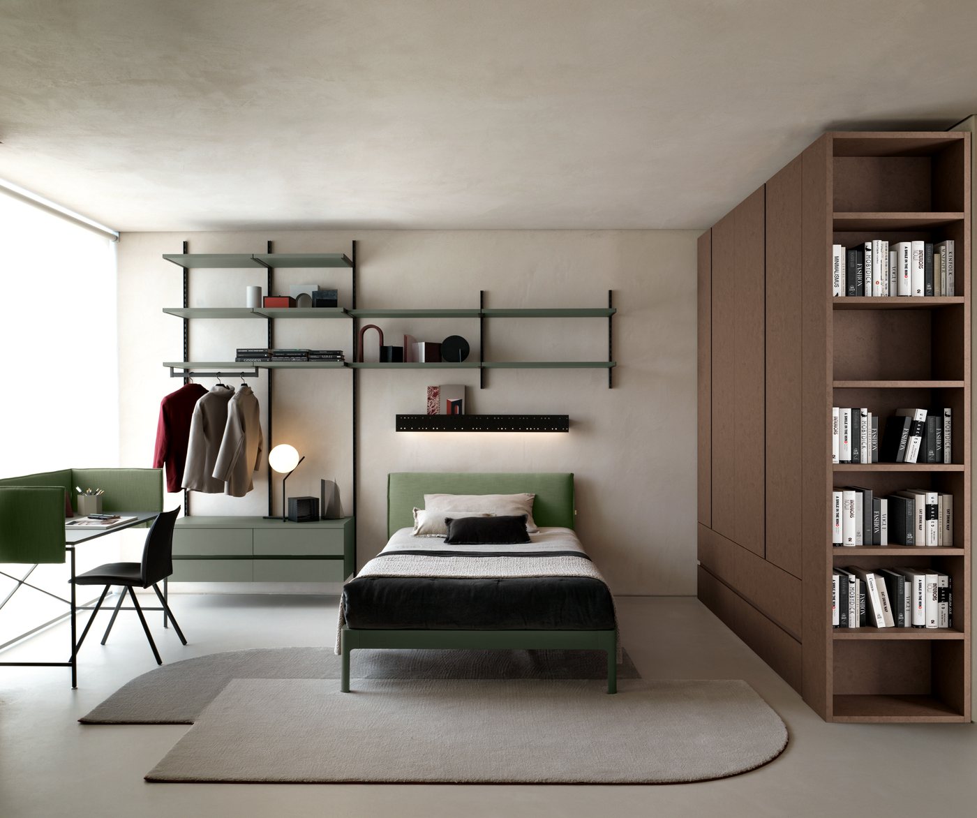Cameretta Zalf con letto imbottito verde salvia, mensole a parete e armadio con libreria
